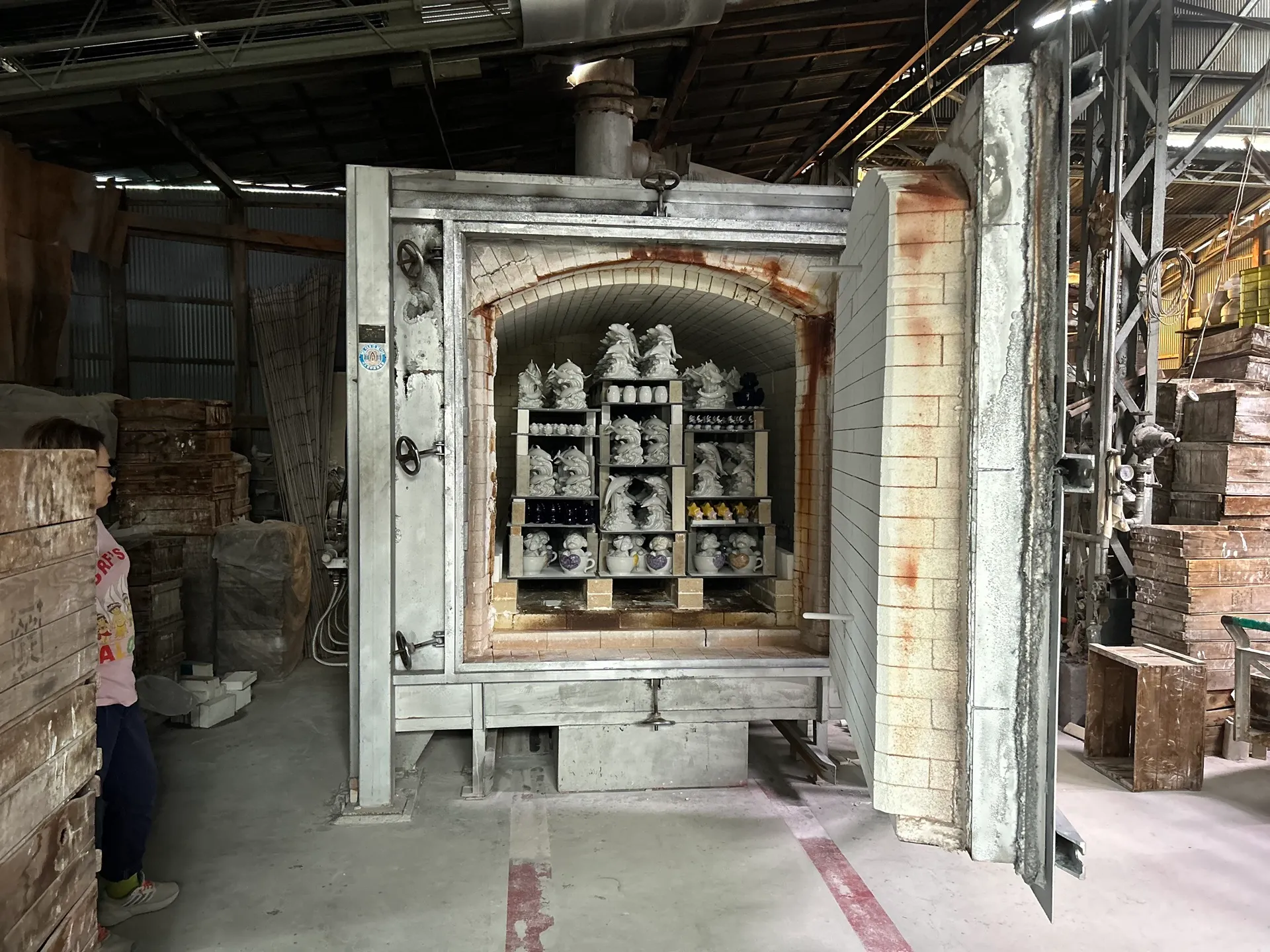 ガス窯に商品を積み上げ、焼成します。（焼成時間約24時間 1300°C）